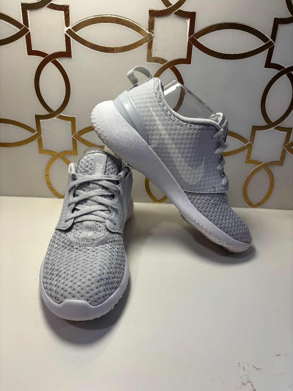 Youth Nike Golf Shoes Roshe Grey/white Sz 6Y Preloved, great condition.